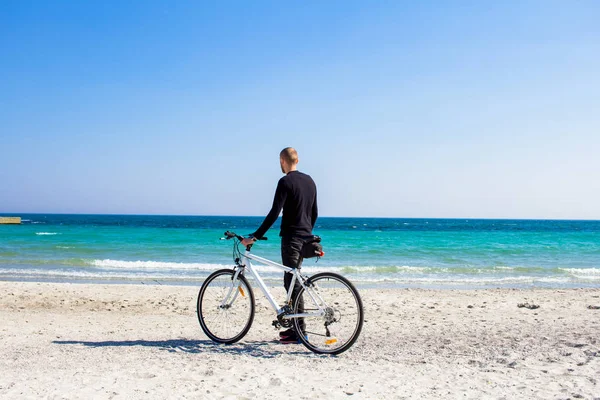 Erkek Bisiklet Siyah Rahat Kıyafet Genç Adam Güneşli Gün Boyunca — Stok fotoğraf