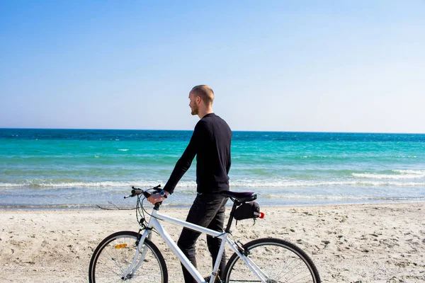 Homme Vélo Jeune Homme Tenue Décontractée Noire Cycliste Sur Plage — Photo gratuite