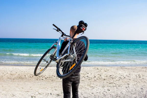 Erkek Bisiklet Siyah Rahat Kıyafet Genç Adam Güneşli Gün Boyunca — Stok fotoğraf