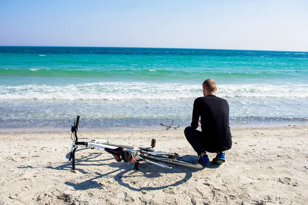Чоловік Велосипедом Молодий Чоловік Чорному Повсякденному Одязі Велосипедист Пляжі Під — стокове фото