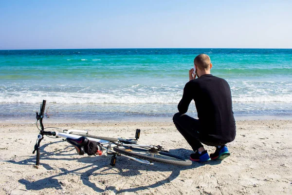 Αρσενικό Ποδήλατο Νεαρός Μαύρο Casual Ντύσιμο Ποδηλάτης Στην Παραλία Κατά — Φωτογραφία Αρχείου