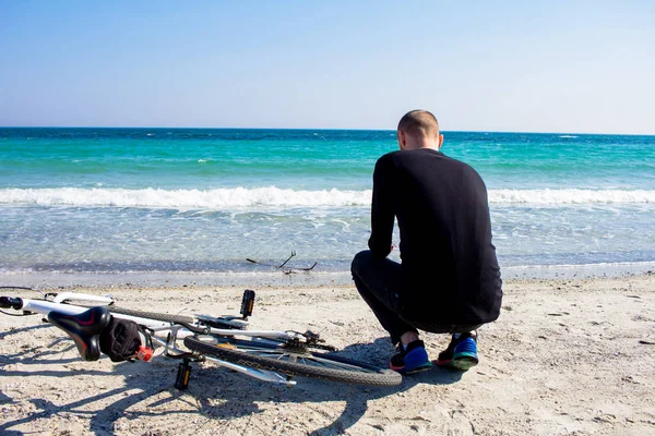 Muž Kolo Mladý Muž Černém Oblečení Cyklista Pláži Během Slunečného — Stock fotografie