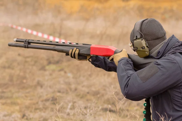 Męskie Trening Pompy Działania Strzelby Zewnątrz Dziedzinie — Zdjęcie stockowe