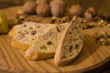 şekerlenmiş meyve, çikolata ve fındık ile ekmek yakın resmi, ahşap masa arka plan