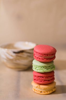 Ahşap arka planda renkli badem kurabiyeleri 