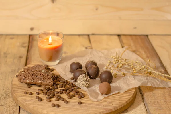 Caramelos Chocolate Hechos Mano Mesa Madera Con Pan Chocolate Decoraciones —  Fotos de Stock