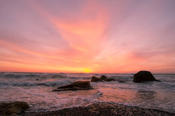 Hermoso Paisaje Marino Amanecer Colorido Cielo Rosa Naranja Tormenta Mar — Foto de stock gratis