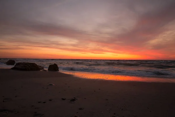 Hermoso Paisaje Marino Amanecer Colorido Cielo Rosa Naranja Tormenta Mar — Foto de Stock
