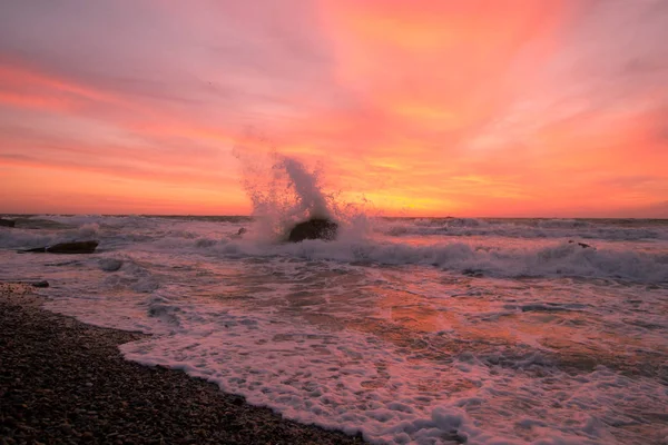 Peisaj Marin Frumos Timpul Răsăritului Cer Roz Portocaliu Colorat Furtună — Fotografie, imagine de stoc