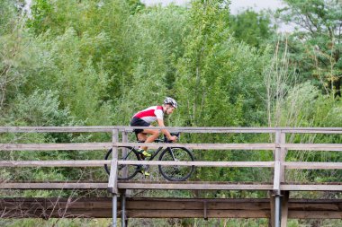 Profesyonel bisikletçi eğitim offroad alanları, Bisiklet binici yalnız açık sürme