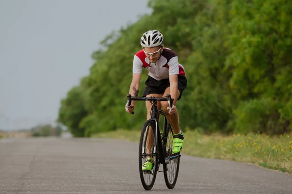 Formation Cycliste Professionnel Hors Route Dans Les Champs Cycliste Seul — Photo