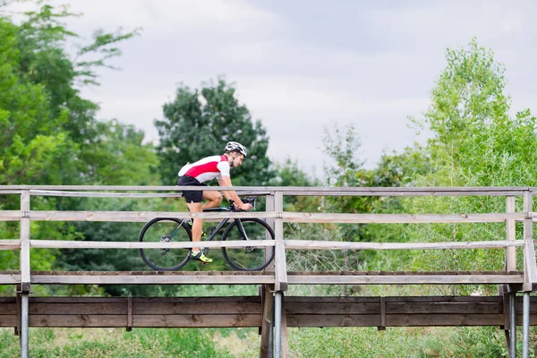 Profesionální Cyklista Školení Offroad Jízda Polích Cyklistu Sám Venkovní — Stock fotografie