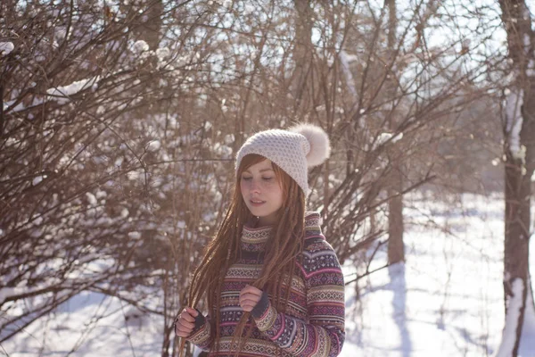 Retratos Una Hermosa Joven Parque Invierno — Foto de Stock