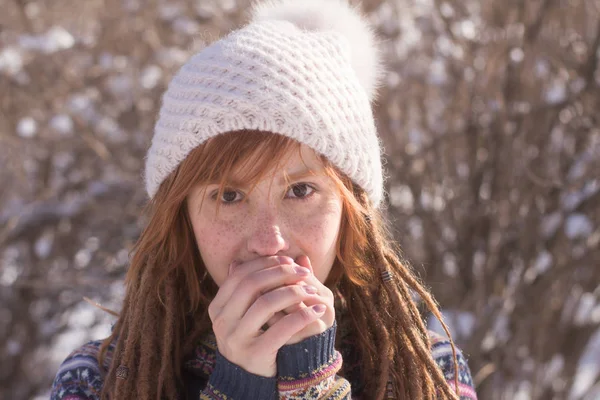 Kış parkta güzel genç kadın portreleri 