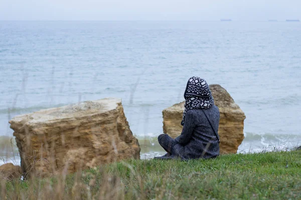 Femeie Tânără Haină Gri Fundalul Mării Toamnă — Fotografie, imagine de stoc