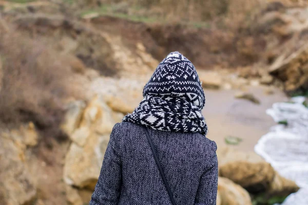 Femeie Tânără Haină Gri Fundalul Mării Toamnă — Fotografie, imagine de stoc
