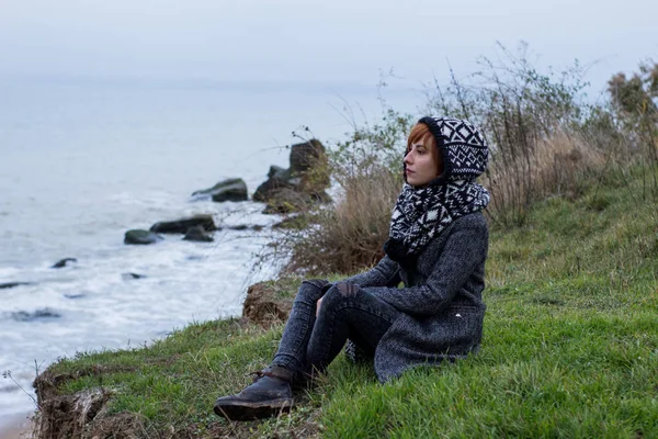 Giovane Donna Cappotto Grigio Sullo Sfondo Del Mare Autunno — Foto Stock