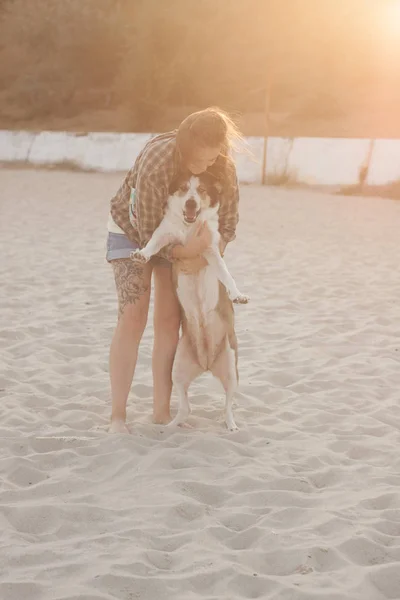 Jovem Mulher Com Cão Praia Verão Dia Ensolarado — Fotografia de Stock