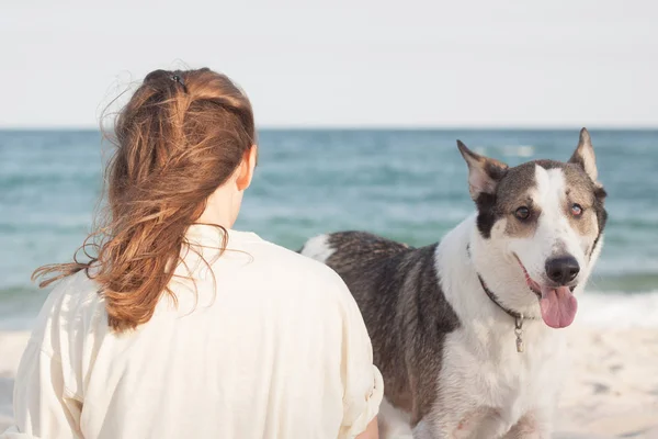 Jovem Mulher Com Cão Praia Verão Dia Ensolarado — Fotografia de Stock