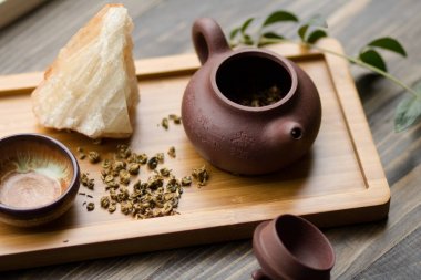 çay töreni ahşap masa ayarla 