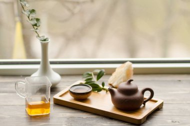 çay töreni ahşap masa ayarla 