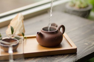 çay töreni ahşap masa ayarla 