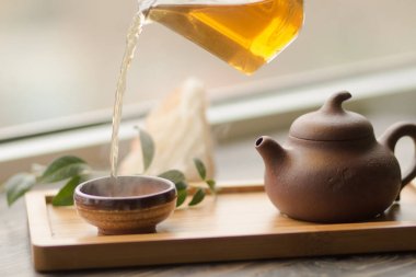 çay töreni ahşap masa ayarla 