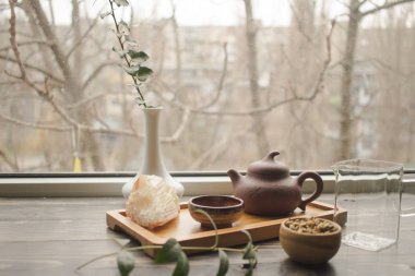 çay töreni ahşap masa ayarla 