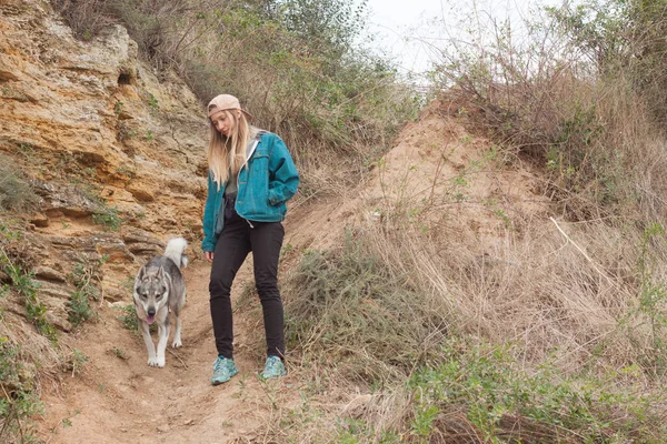 Femeie Tânără Wolfdog Witn Plajă — Fotografie, imagine de stoc