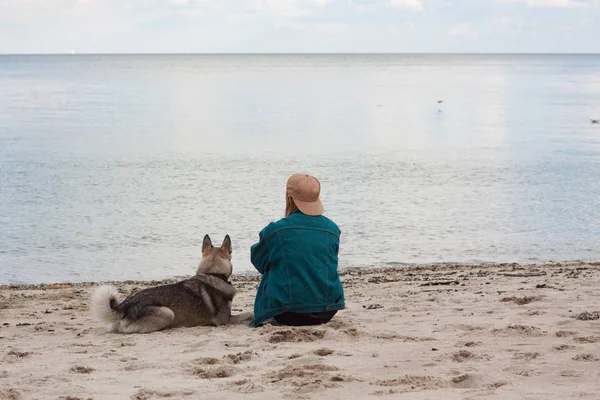 Jonge Vrouw Witn Wolfhond Het Strand — Stockfoto