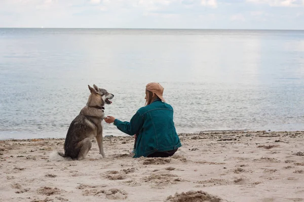 Femeie Tânără Wolfdog Witn Plajă — Fotografie, imagine de stoc