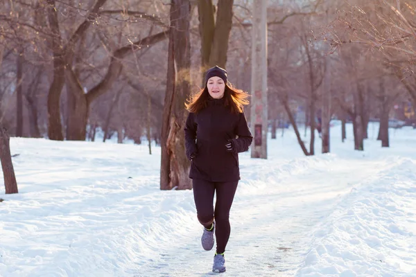 Młoda Kobieta Lekkoatletka Kolorze Czarny Sport Biegać Winter Park — Zdjęcie stockowe