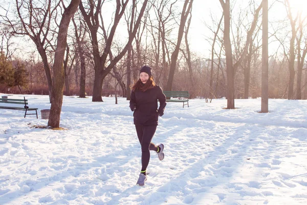 Młoda Kobieta Lekkoatletka Kolorze Czarny Sport Biegać Winter Park — Zdjęcie stockowe