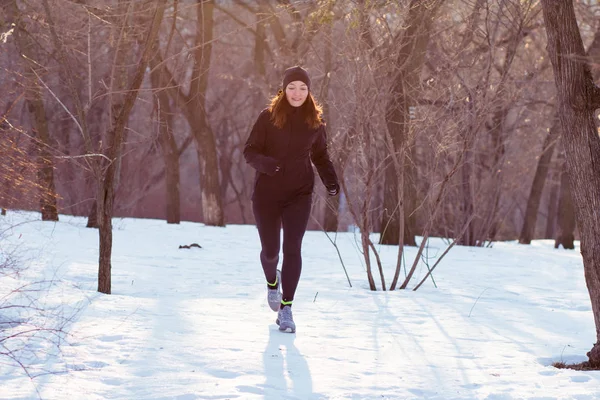 Młoda Kobieta Lekkoatletka Kolorze Czarny Sport Biegać Winter Park — Zdjęcie stockowe