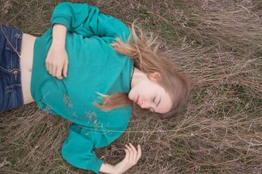 Genç kadın güzel kadın kuru otların arasında rahatlatıcı portresi, alanlara 