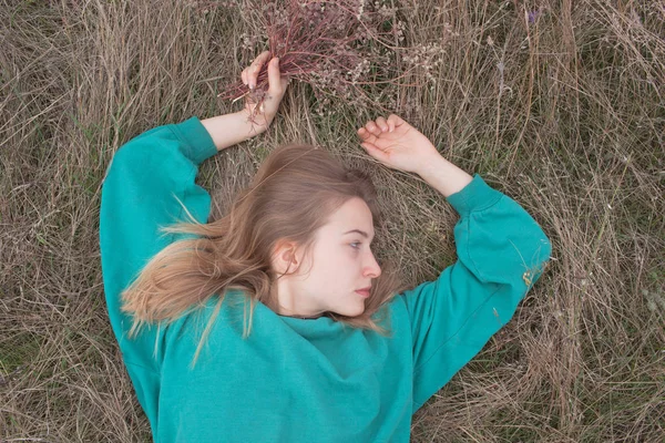 Femeie Tânără Câmpuri Portret Femeie Frumoasă Relaxare Iarbă Uscată — Fotografie, imagine de stoc