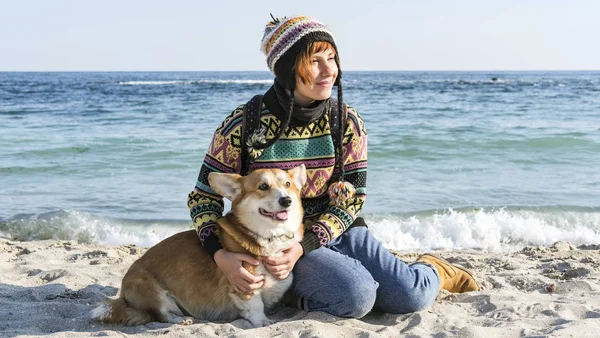 Jovem Caminhada Feminina Feliz Com Cão Corgi Bonito Praia Ensolarada — Fotografia de Stock