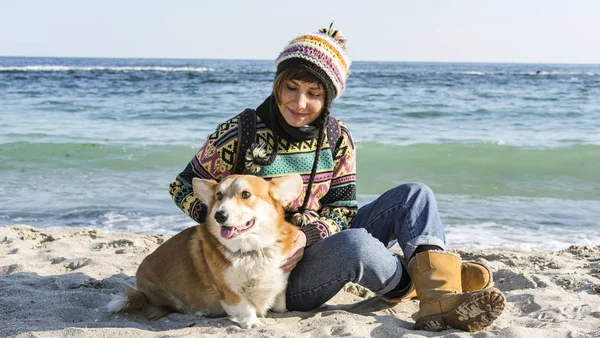 Jovem Caminhada Feminina Feliz Com Cão Corgi Bonito Praia Ensolarada — Fotografia de Stock