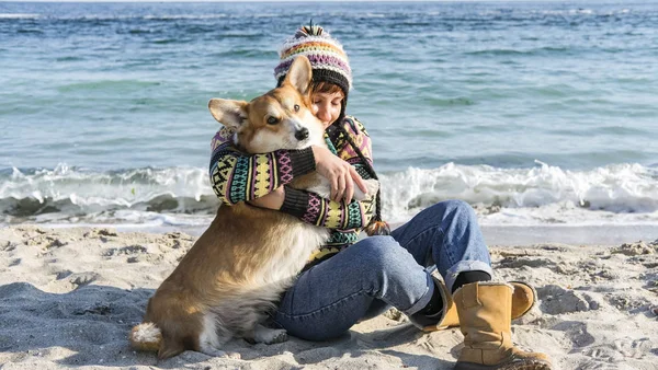 Jovem Caminhada Feminina Feliz Com Cão Corgi Bonito Praia Ensolarada — Fotografia de Stock