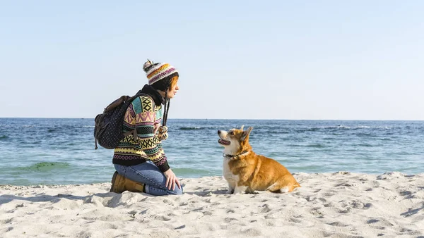 Młody Szczęśliwy Kobieta Spacer Cute Corgi Pies Jesieni Słoneczny Plaża — Zdjęcie stockowe