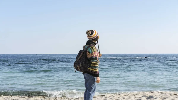 Fată Într Pulover Colorat Pălărie Plimbare Plaja Însorită Toamnă — Fotografie, imagine de stoc