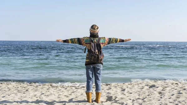 Een Meisje Een Kleurrijke Trui Hoed Lopen Herfst Zonnige Strand — Stockfoto