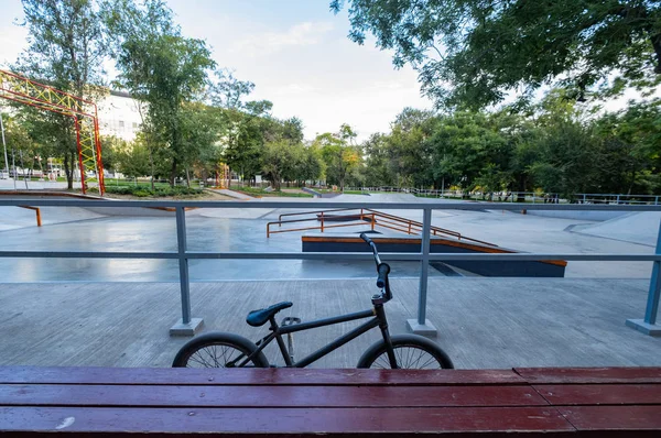 Bmx Bicycle Stand Empty Skatepark — Stock Photo, Image
