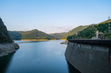 Romanya dağlarında Vidraru barajı manzarası 