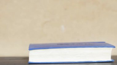 Kitap eğitimi konsepti videosunu kapat