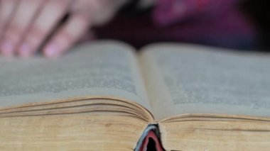 Kitap eğitimi konsepti videosunu kapat