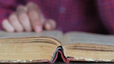 Kitap eğitimi konsepti videosunu kapat