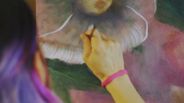 Büyük Resim Atölyesinde Çalışan Sanatçı Renkli Saçlı Hippi Kadın Ressam — Stok video