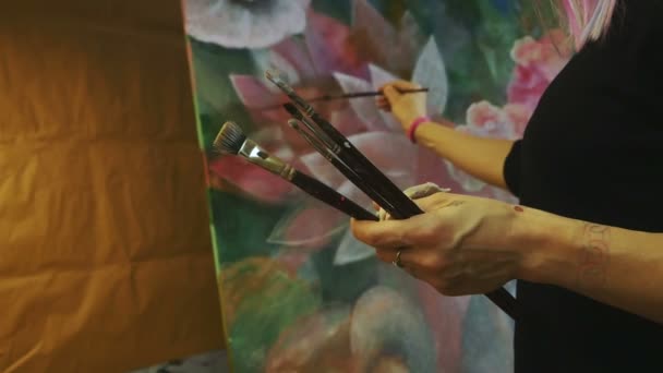 Artista Que Trabaja Con Gran Pintura Taller Mujer Hipster Pintor — Vídeos de Stock
