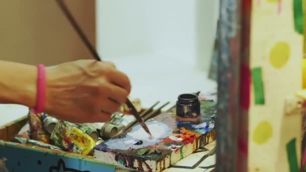 Artista Que Trabaja Con Gran Pintura Taller Mujer Hipster Pintor — Vídeo de stock